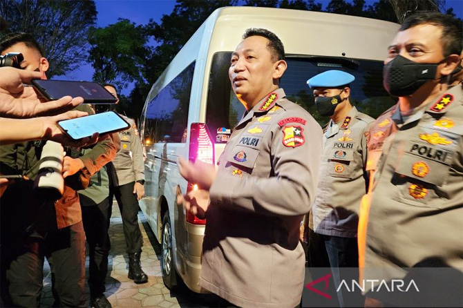 Kapolri Jenderal Pol.Listyo Sigit Prabowo usai mengecek kondisi Loji Gandrung di Solo, Sabtu. - Image