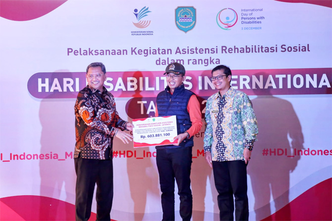 Direktur Jenderal Rehabilitasi Sosial Pepen Nazarudin hadir mewakili Menteri Sosial padaPeringatan Hari Disabilitas Internasional (HDI) 2022 di Puskesmas Rawalele Subang, Kamis (8/12). - Image