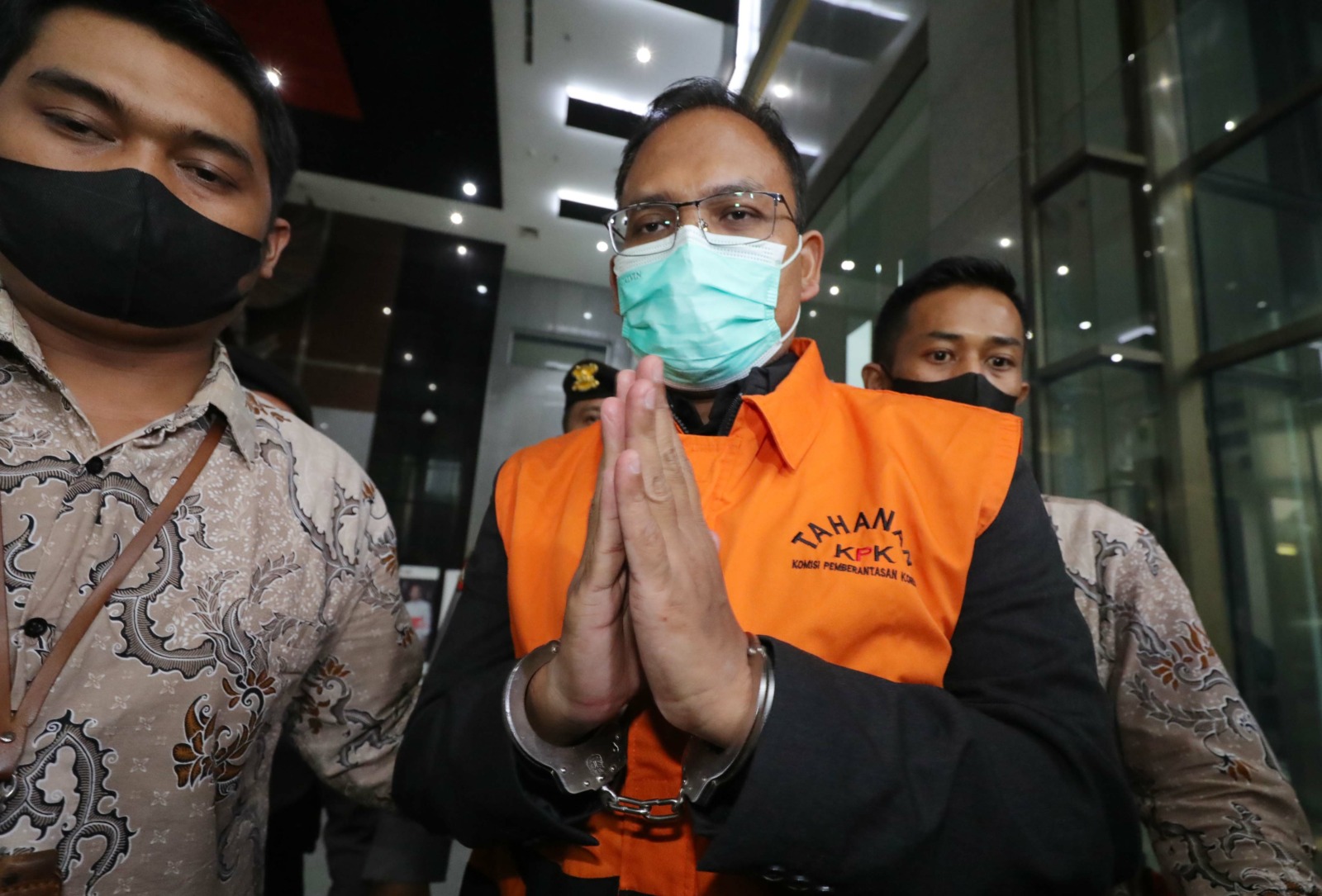 Hakim Yustisial/ Panitera Pengganti Mahkamah Agung Edy Wibowo berjalan menggunakan rompi orange di Gedung KPK, Jakarta, Senin (19/12/2022). KPK menahan Edy sebagai tersangka ke-14 dalam kasus dugaan suap penanganan perkara di lingkungan MA. FOTO : FEDRIK - Image