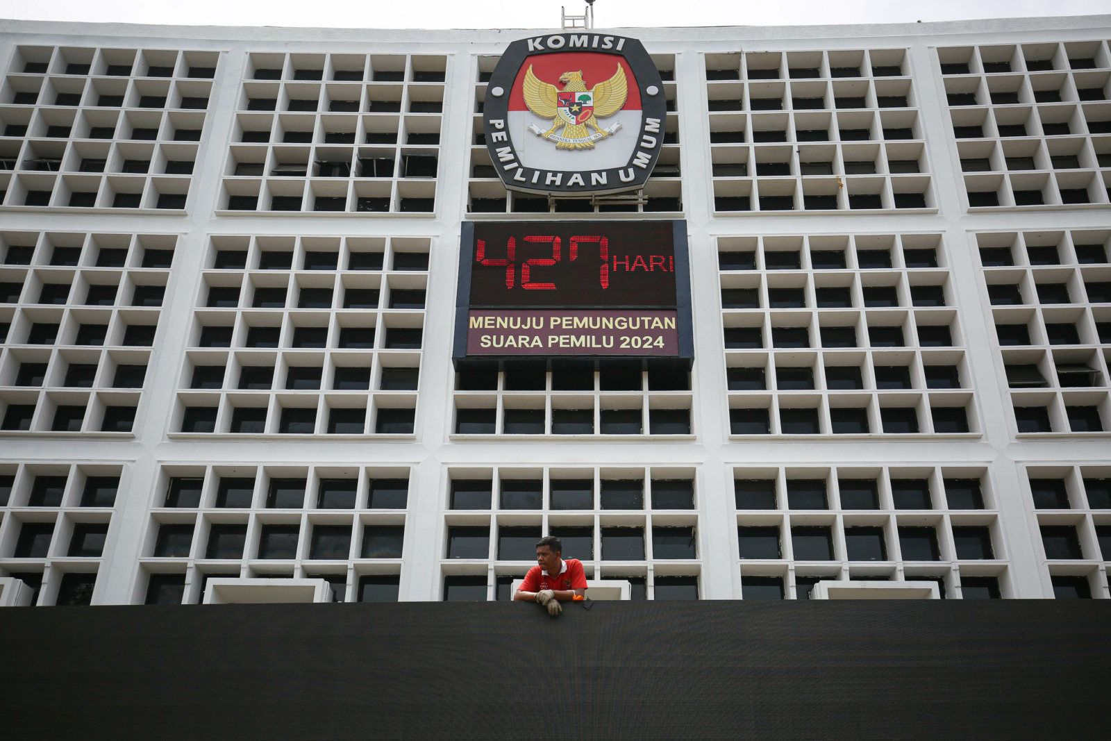 Pekerja saat membangun tenda untuk acara penetapan partai politik di Gedung Komisi Pemilihan Umum (KPU), Jakarta, Selasa (13/12/2022).KPU akan melaksanakan rapat pleno secara terbuka pada 14 Desember mendatang. Berdasarkan jadwal tahapan Pemilu 2024 dalam - Image