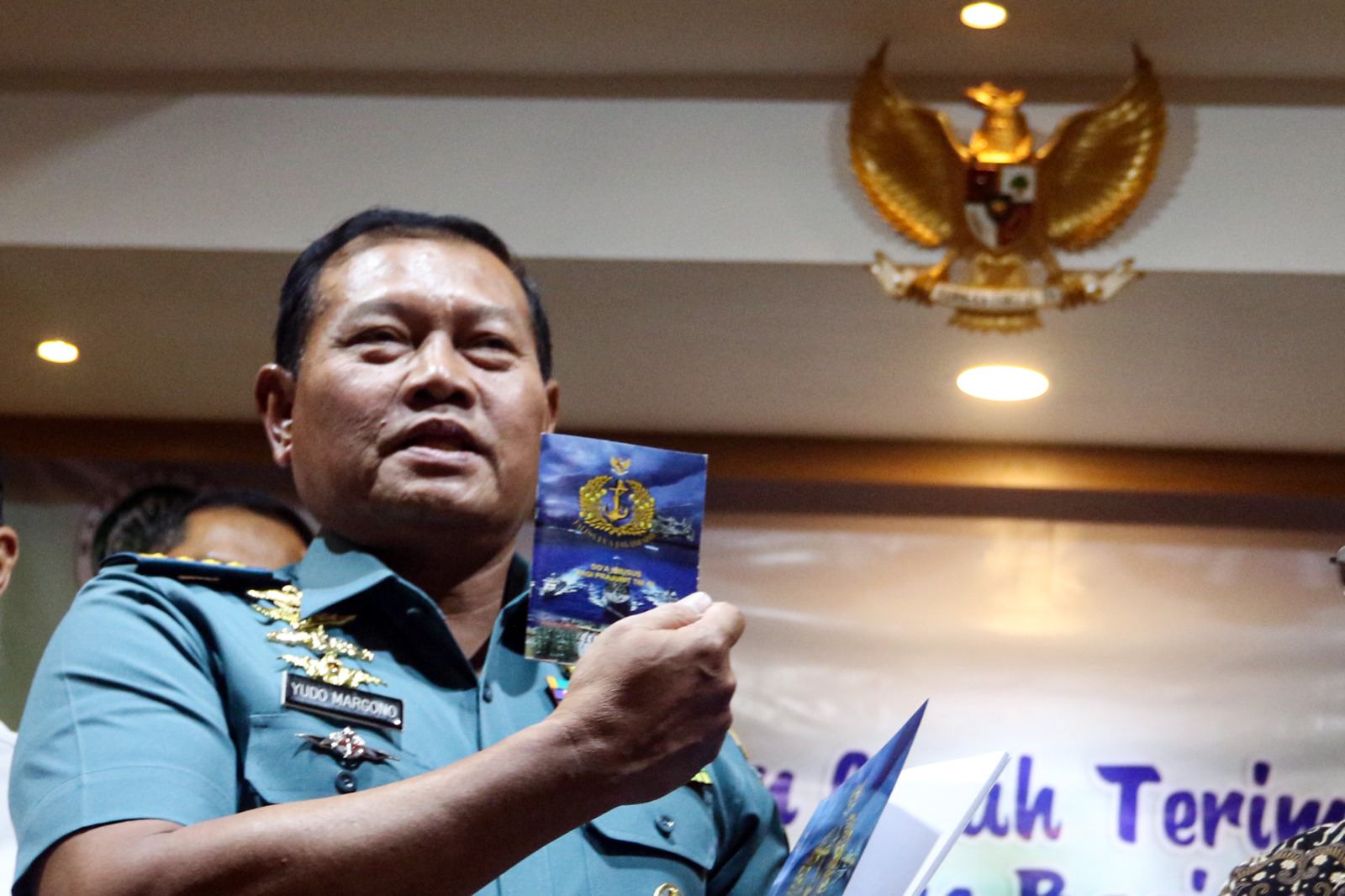 KSAL Laksamana TNI Yudo Margono menunjukan buku doa khusus bagi prajurit TNI AL di Kantor MUI, Jakarta, Rabu (14/12/2022). TNI AL dan MUI membuat buku Doa Khusus Bagi Prajurit TNI AL yang berisi panduan doa-doa bagi para prajurit saat menjalankan tugasnya - Image