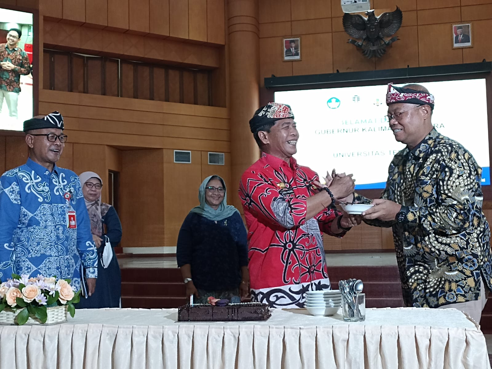 Gubernur Kalimantan Zainal Arifin Paliwang (tengah) saat kunjungan di kampus Universitas Terbuka (UT) Tangerang Selatan (6/12). Hilmi/Jawa Pos. - Image