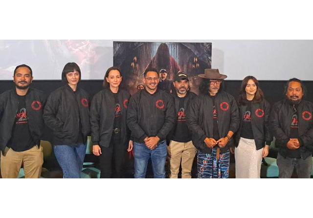 TAYANG FEBRUARI 2023: Sutradara dan pemain Mangkujiwo 2 dalam perilisan poster dan trailer perdana di CGV Grand Indonesia, Jakarta, Jumat (9/12). (Shafa Nadia/Jawa Pos) - Image