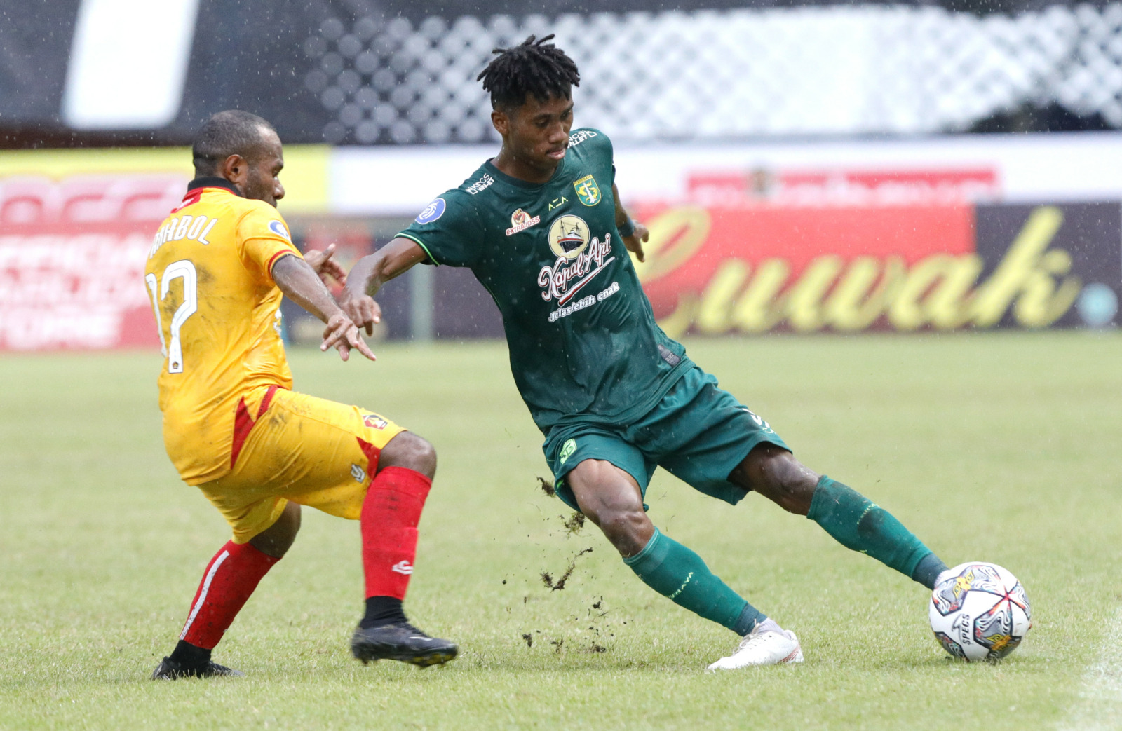 Alta Ballah ( kanan), bek Persebaya dikawal Ferinando Pahabol, pemain Persik saat pertandingan Liga 1 di Stadion Maguwoharjo, Sleman, kemarin (13/12). FOTO: ANGGER BONDAN/JAWA POS - Image