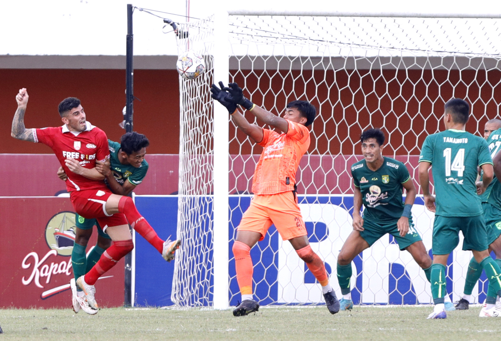 Ernando Ari (tengah), kiper Persebaya lakukan aksi penyelamatan pada pertandingan Liga 1 melawan Persis Solo di Stadion Maguwoharjo, Sleman, kemarin (21/12). FOTO: ANGGER BONDAN/JAWA POS - Image