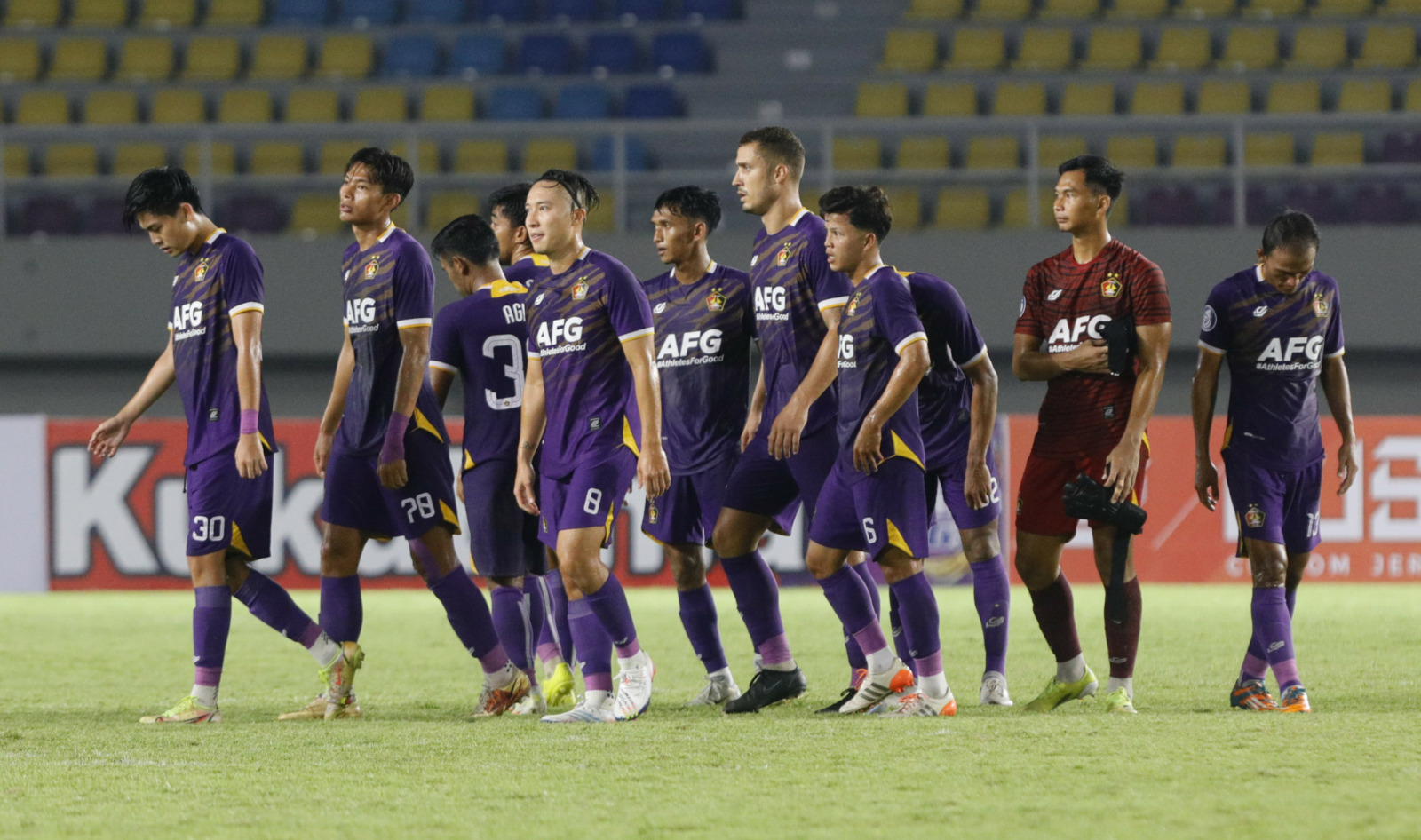 Para pemain Persik usai dikalahkan tim Persib dengan skor 0-3 pada pertandingan Liga 1 di Stadion Manahan Solo, kemarin (7/12). FOTO: ANGGER BONDAN/JAWA POS - Image