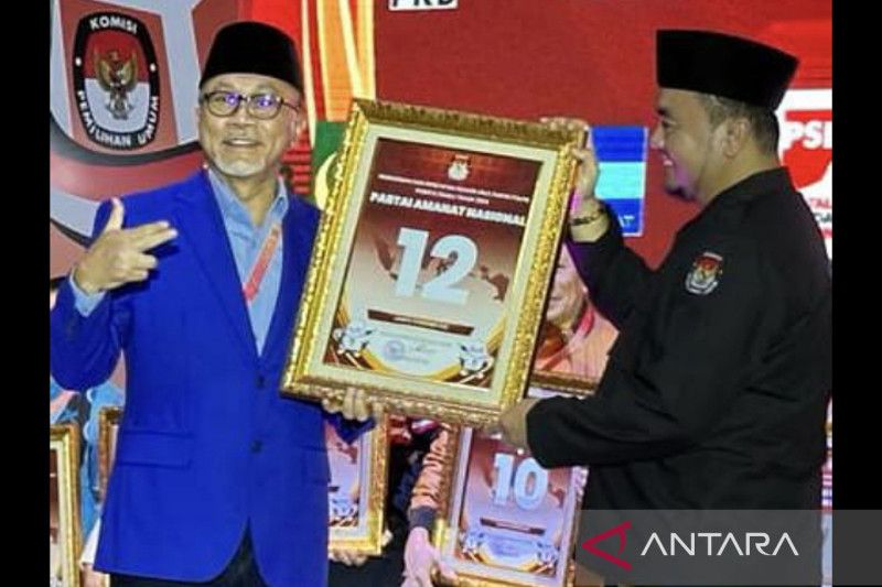 Ketua Umum Partai Amanat Nasional (PAN) Zulkifli Hasan saat menghadiri penetapan nomor urut partai politik (parpol) peserta Pemilu 2024 di Kantor KPU RI, Jakarta, Rabu (14-12-2022). ANTARA/HO-Humas PAN - Image