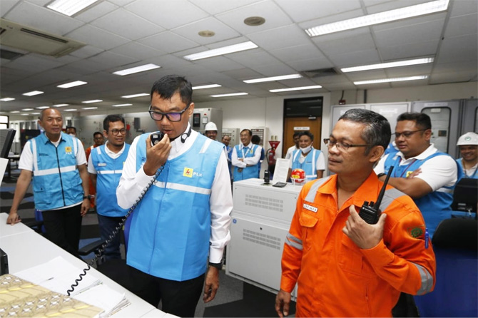 KOMITMEN TINGGI: Dirut PLN Darmawan Prasodjo mengecek kesiapan PLTGU Tambak Lorok di Semarang, Jawa Tengah, Senin (26/12). (Foto: PLN UNTUK JAWA POS) - Image
