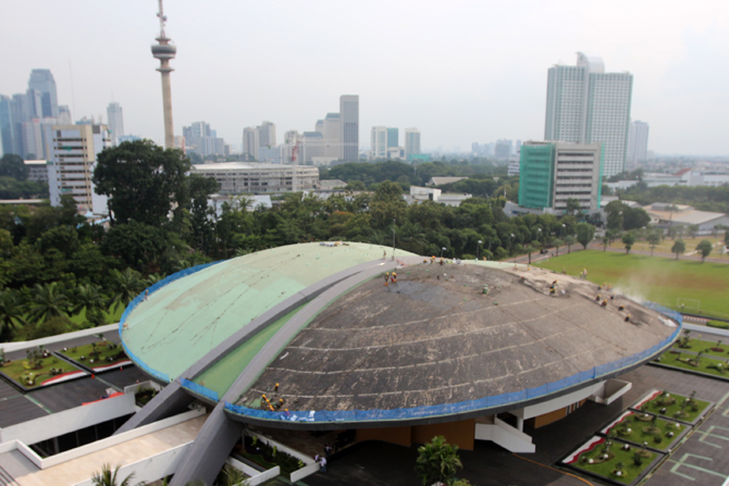 Suasana pekerja menyelesaikan proyek pengecatan atap gedung Kura-kura atau Nusantara di Kompleks Parlemen, DPR, Senayan, Jakarta, Kamis (01/12/2022). Proyek pengecatan atap gedung kura-kura kompleks parlemen Senayan DPR RI memakan anggaran mencapai Rp4,5 - Image