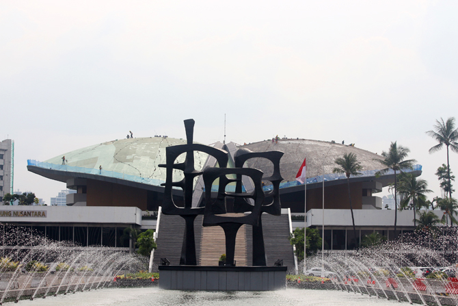 Suasana pekerja menyelesaikan proyek pengecatan atap gedung Kura-kura atau Nusantara di Kompleks Parlemen, DPR, Senayan, Jakarta, Kamis (01/12/2022). Proyek pengecatan atap gedung kura-kura kompleks parlemen Senayan DPR RI memakan anggaran mencapai Rp4,5 - Image