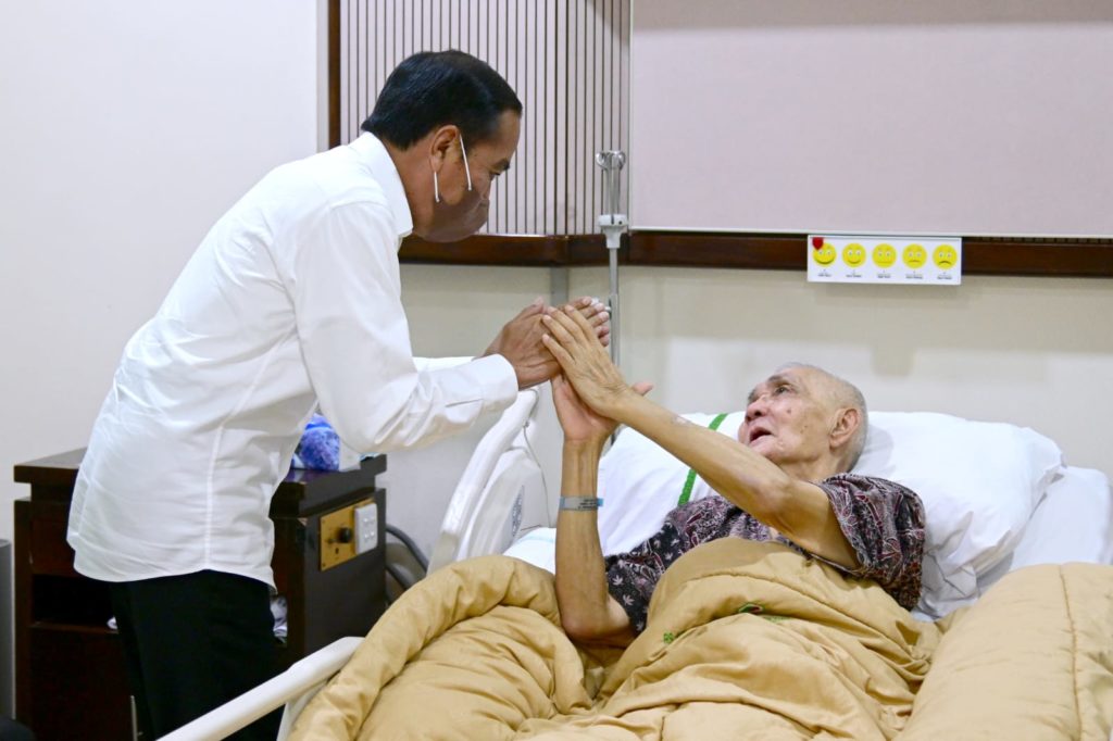 Presiden Joko Widodo (Jokowi) menjenguk Wakil Presiden ke-6 RI, Try Sutrisno, yang tengah menjalani perawatan di Rumah Sakit Pusat Angkatan Darat (RSPAD) Gatot Soebroto, Jakarta, pada Jumat (23/12). (Dok Setpres) - Image