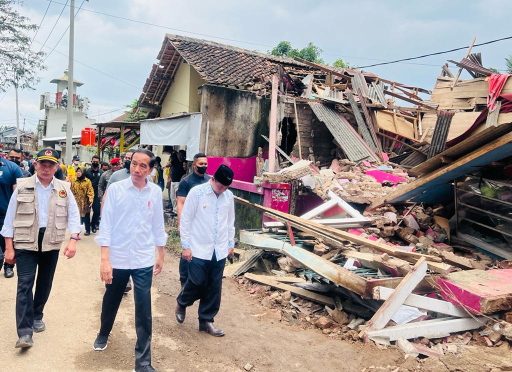 Presiden Joko Widodo (Jokowi) meninjau wilayah terdampak gempa di Kampung Munjul, Desa Gasol, Kecamatan Cugenang, Cianjur, Jawa Barat, Senin (5/12). Foto: Setpres - Image