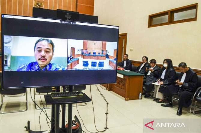 Terdakwa mantan Menteri Pemuda dan Olahraga Roy Suryo menjalani sidang putusan yang berlangsung secara daring di Pengadilan Negeri Jakarta Barat, Jakarta, Rabu (28/12/2022). ANTARA - Image