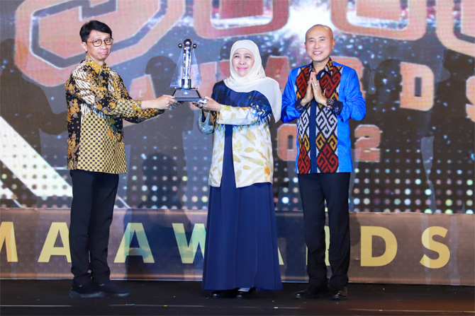 HAT-TRICK: Plt Kepala Pusat Prestasi Nasional Asep Sukmayadi (kiri) menyerahkan piala juara umum Olimpiade Sains Nasional (OSN) 2022 dan piagam juara umum Olimpiade Penelitian Siswa Indonesia (OPSI) 2022 kepada Gubernur Jawa Timur Khofifah Indar Parawansa - Image
