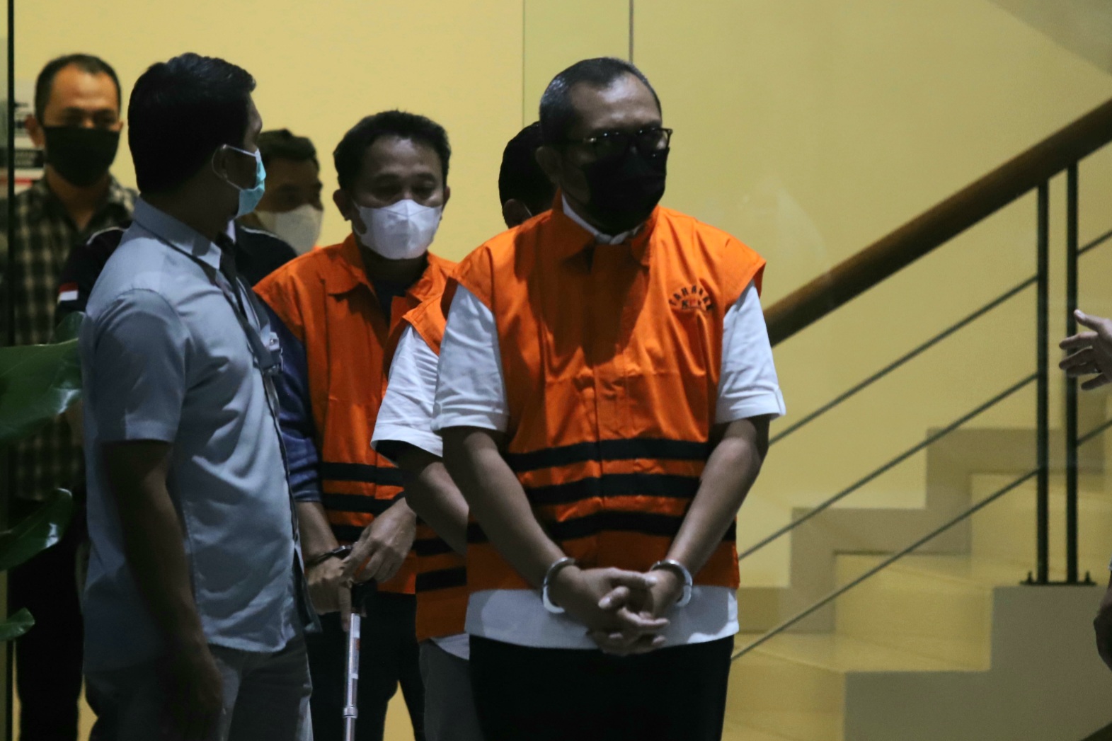 Wakil Ketua DPRD Jawa Timur Sahat Tua Simandjuntak mengunakan rompi tahanan di gedung KPK, Jakarta, Jumat (16/12/2022). Sahat Tua Simandjuntak sebelumnya terjerat operasi tangkap tangan di Surabaya pada Rabu (14/12). Foto: Dery Ridwansah/ JawaPos.com - Image