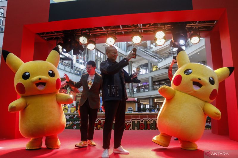 Menteri Pariwisata dan Ekonomi Kreatif Sandiaga Uno (tengah) di pembukaan Pokemon Festival Jakarta 2022, Pantai Indah Kapuk, Jakarta Utara, Kamis (8/12/2022) (ANTARA/Darryl Ramadhan). - Image