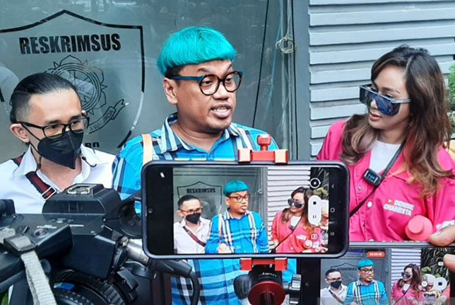 Artis Uya Kuya (tengah). Fianda Sjofjan Rassat/Antara - Image