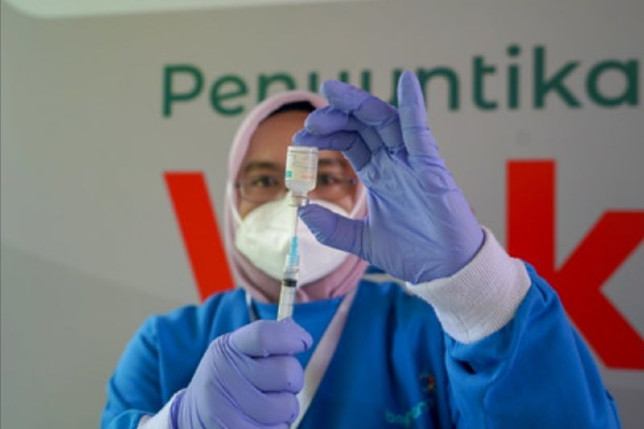 Petugas kesehatan berikan vaksin Covid-19 dosis penguat. Kemenkes/Antara - Image