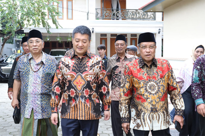 Duta Besar Tiongkok untuk Indonesia Lu Kang (dua dari kiri) bersama Ketua Umum Lembaga Persahabatan Ormas Islam Said Aqil Siroj di Jakarta (31/12). Hilmi/Jawa Pos - Image