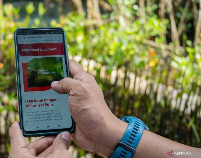 Telkomsel berkolaborasi dengan startup Jejakin untuk program jejak karbon Carbon Offset, yang bisa diakses melalui aplikasi MyTelkomsel. (ANTARA/HO-Telkomsel) - Image