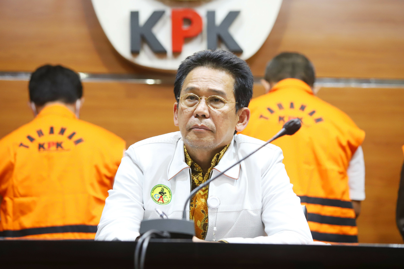 Wakil Ketua KPK Johanis Tanak (tengah) didampingi Deputi Penindakan KPK Karyoto (kiri) dan Juru Bicara Ali Fikri menyampaikan konferensi pers di Gedung Merah Putih KPK, Jakarta Selatan, Kamis (15/12/2022). Dari hasil kegiatan tangkap tangan 14 Desember di - Image