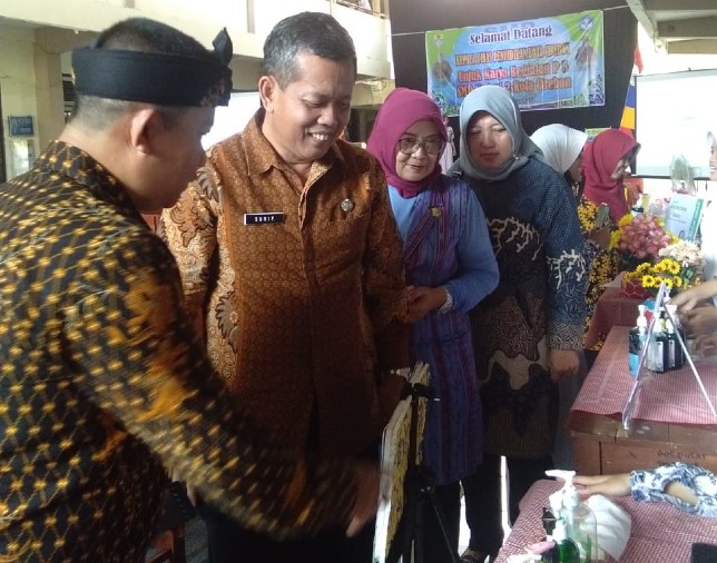 Kepala Bidang Pengelolaan Pendidikan Dasar Dinas Pendidikan Kota Cirebon Surip menyaksikan hasil karya siswa SMPN 2 Kota Cirebon. Istimewa - Image
