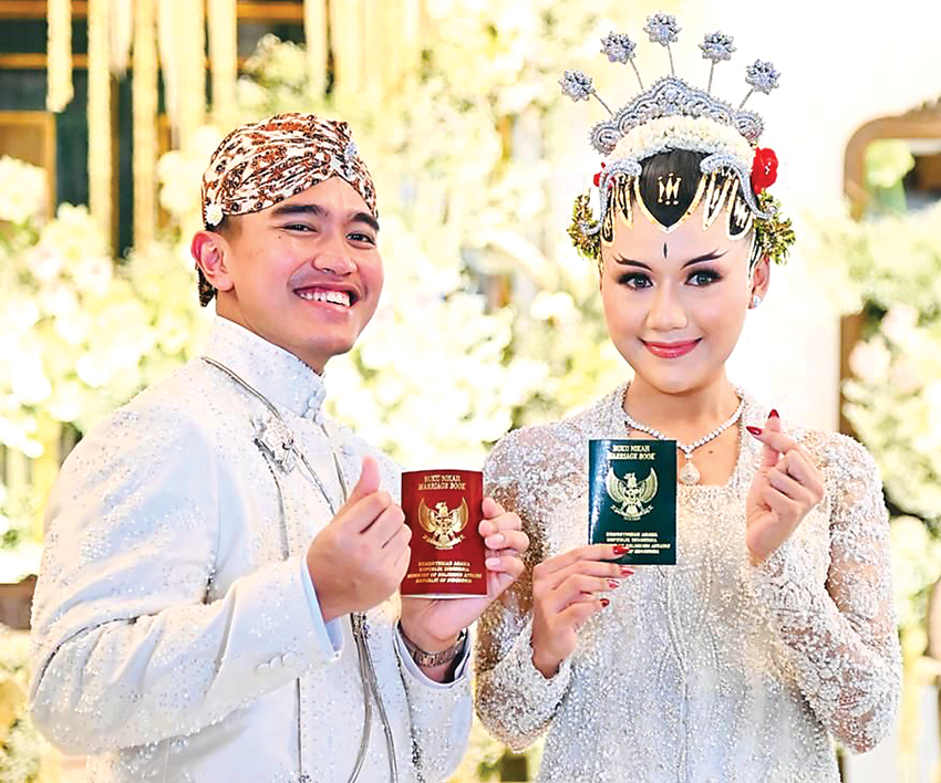 TILL DEATH DO US PART: Kaesang dan Erina menunjukkan buku nikah setelah ijab kabul. Mereka menikah dengan maskawin berupa alat salat, uang tunai Rp 300 ribu, dan emas batangan 64 gram. (LAILY RACHEV/ SETPRES) - Image