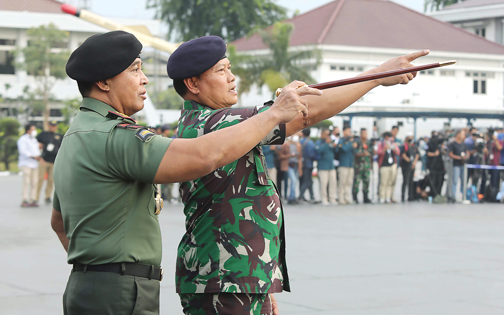 ESTAFET KEPEMIMPINAN: Panglima TNI Jenderal Andika Perkasa (kiri) dan KSAL Laksamana TNI Yudo Margono sebelum pelepasan prajurit Satgas Maritim Task Force (MTF) TNI Kontingen Garuda XXVIII-N/UNIFIL Tahun 2022 di Kolinlamil Tanjung Priok, Jakarta, kemarin - Image