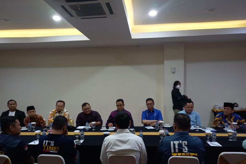 Ketua Partai Demokrat Sumbar Mulyadi bersama bakal calon Presiden RI Anies Baswedan dalam pertemuan di salah satu hotel di Kota Padang pada Minggu (4/12). (ANTARA/HO dokumen pribadi) - Image