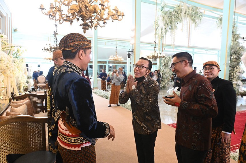 Musisi Ari Lasso memanfaatkan momen pertemuannya dengan Presiden Jokowi dalam acara resepsi pernikahan Kaesang Pangarep- Erina Gudono yang digelar di Pura Mangkunegaran, Solo, Jawa Tengah, Minggu (11/12). Dia pun menyampaikan ucapan terima kasih kepada or - Image