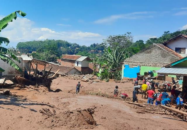Warga sedang membersihkan sisa-sisa banjir bandang di Sumedang yang terjadi Sabtu (17/12). (Istimewa) - Image