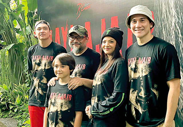 TAYANG BULAN DEPAN: Dari kiri Adipati Dolken, Rako Prijanto, Rayhan Cornelis, Sara Fajira, dan Vino G. Bastian, saat jumpa pers di Kantor Falcon Pictures, Selasa (21/12). (Shafa/Jawa Pos) - Image