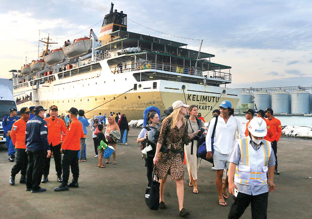 AKHIRNYA PULANG: Wisatawan yang sempat terjebak di Pulau Karimunjawa kemarin tiba di Pelabuhan Tanjung Emas, Semarang (28/12). Dari 500 orang, terdapat 49 wisatawan mancanegara. (JAWA POS RADAR SEMARANG) - Image