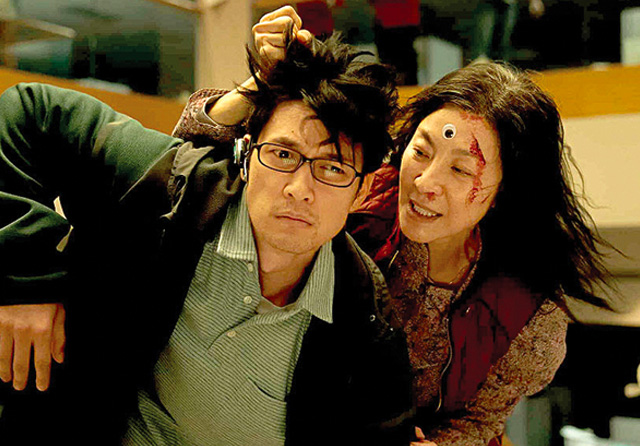 BAWA DUA PIALA: Everything Everywhere All at Once memenangkan kategori Film Terbaik dan Pemeran Pendukung Terbaik. (A24 - Image