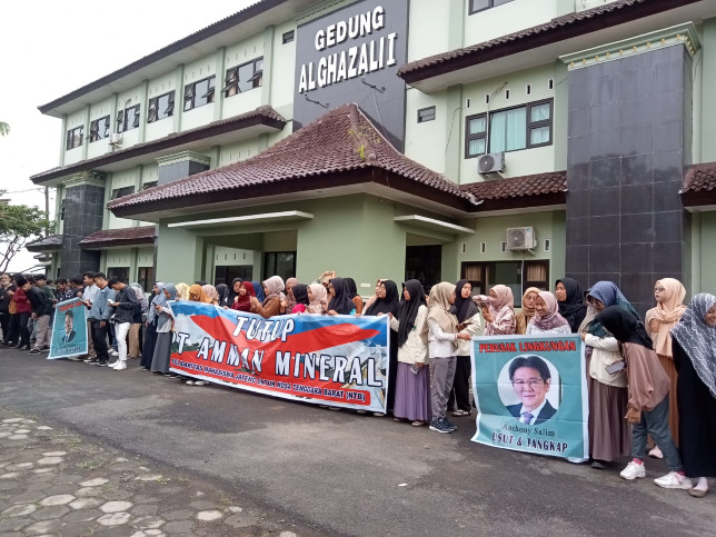 Aksi dukungan Gerakan Mahasiswa Jawa Tengah di Kampus Unugha Cilacap, terhadap aksi mogok makan mahasiswa dan warga Kabupaten Sumbawa Barat (Amanat KSB) di Komnas HAM. Istimewa - Image