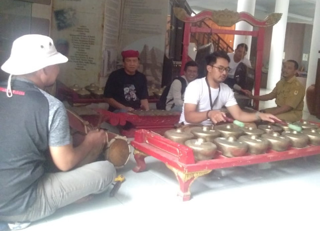 Sejumlah seniman berlatih gamelan di Kantor Dinas Kebudayaan dan Pariwisata Kabupaten Cirebon. Istimewa - Image