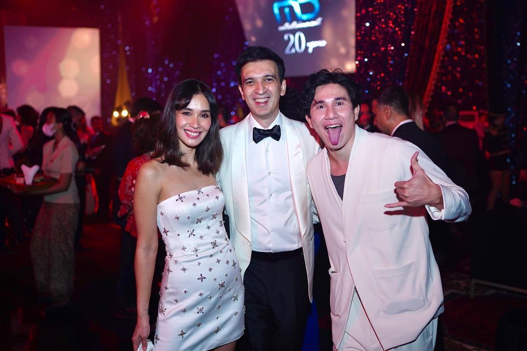 Manoj Punjabi bersama Vino Bastian dan Marsha Timothy di momen perayaan ultahnya ke-50 di Bali./Instagram @manojpunjabimd - Image