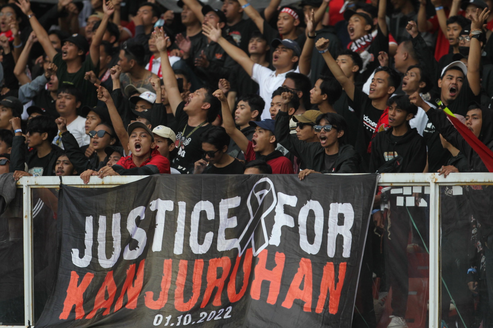 sejumlah pendukung timnas Indonesia saat dipertandingan sepak bola Indonesia melawan Kamboja dalam pertandingan grup A Piala AFF 2022 di Stadion Utama gelora Bung Karno (SUGBK), Jakarta, Jumat (23/12/2022). HARITSAH ALMUDATSIR/JAWA POS - Image