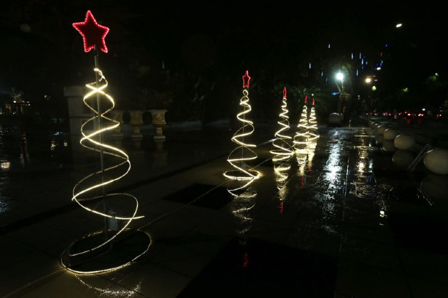 Ornamen Natal di kawasan jantung Kota Surabaya. Diskominfo Surabaya/Antara - Image