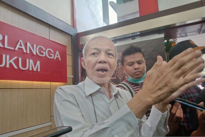 Pakar Hukum Pidana Universitas Airlangga Surabaya Prof. Didik Endro Purwoleksono ditemui di kampus setempat, Kamis (1/12/2022). (ANTARA/Willi Irawan) - Image