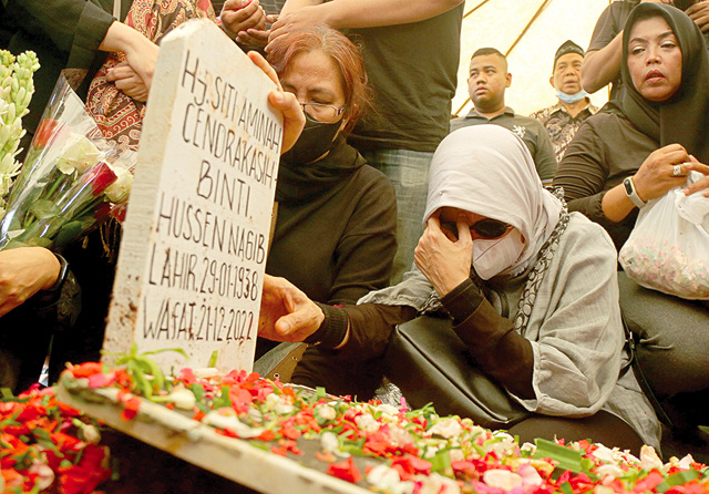 PERISTIRAHATAN TERAKHIR: Aminah Cendrakasih dimakamkan di TPU Karet Bivak, Jakarta, Kamis (22/12). Dia meninggal dalam usia 84 tahun karena sakit. (Imam Husein/Jawa Pos) - Image