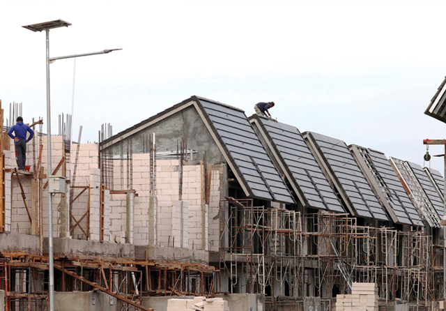 RUMAH BARU: Pembangunan proyek perumahan di kawasan Surabaya Timur beberapa waktu lalu. Tahun depan pengembang diprediksi tetap menahan harga rumah untuk bisa diserap pasar, tetapi luas bangunan disesuaikan. (Puguh Sujiatmiko/Jawa Pos) - Image