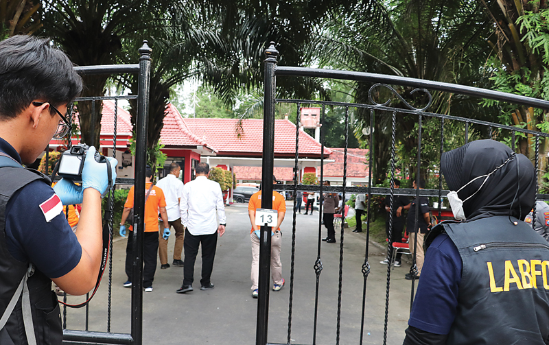 CARI JEJAK PELAKU: Petugas melakukan olah TKP di rumah dinas wali kota Blitar, Jalan Sudanco Supriyadi, kemarin. (JAWA POS RADAR BLITAR) - Image