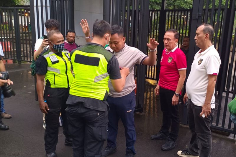 Ketua Umum PSSI Mochamad Iriawan (ketiga kanan) melihat simulasi pemeriksaaan penonton sebelum masuk ke Stadion Utama Gelora Bung Karno (SUGBK) Senayan, Jakarta, Kamis (23/12/2022) dimana laga Timnas Indonesia melawan Kamboja digelar. ANTARA/HO-PSSI - Image