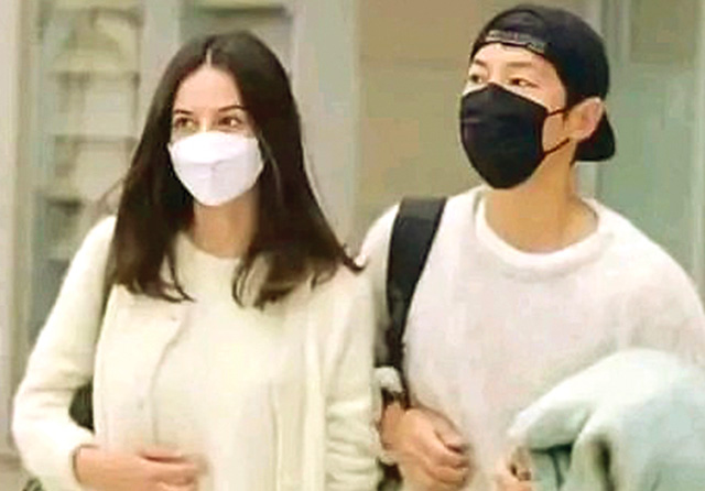 GO PUBLIC: Song Joong-ki bersama perepuan yang diduga kekasihnya saat tiba di Bandara Incheon dari Singapura awal bulan lalu. (Soompi) - Image