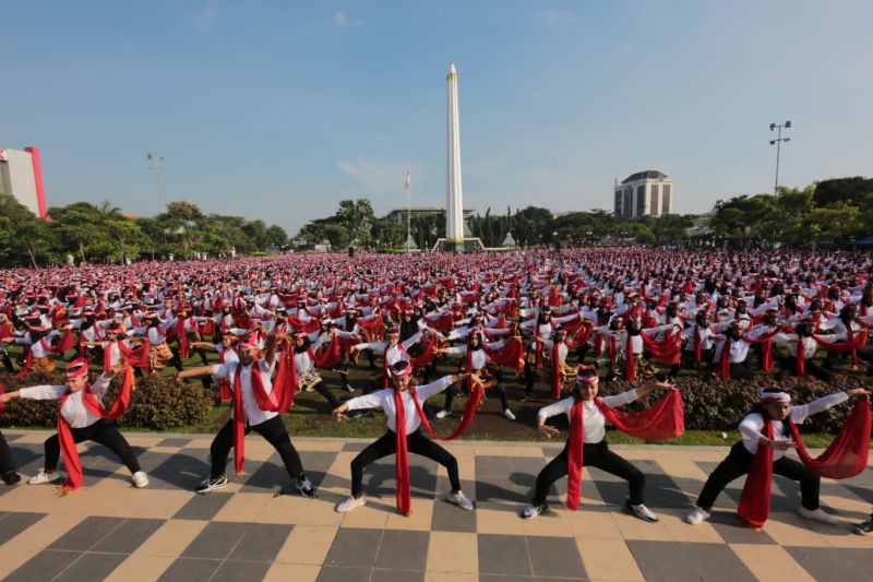 Ribuan warga mensukseskan Tari Remo masuk Museum Rekor Dunia Indonesia (Muri) di Tugu Pahlawan, Kota Surabaya, Jatim, Minggu (18/12/2022) pagi. (ANTARA/HO-Diskominfo Surabaya) - Image