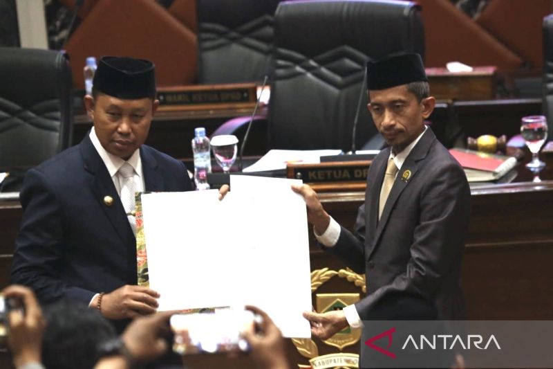 Wakil Ketua DPRD Kabupaten Bogor Agus Salim (kanan) bersama Penjabat Bupati Bogor Asmawa Tosepu, di Gedung DPRD Kabupaten Bogor, Minggu (25/8/2024). (ANTARA/HO-DPRD Kabupaten Bogor)