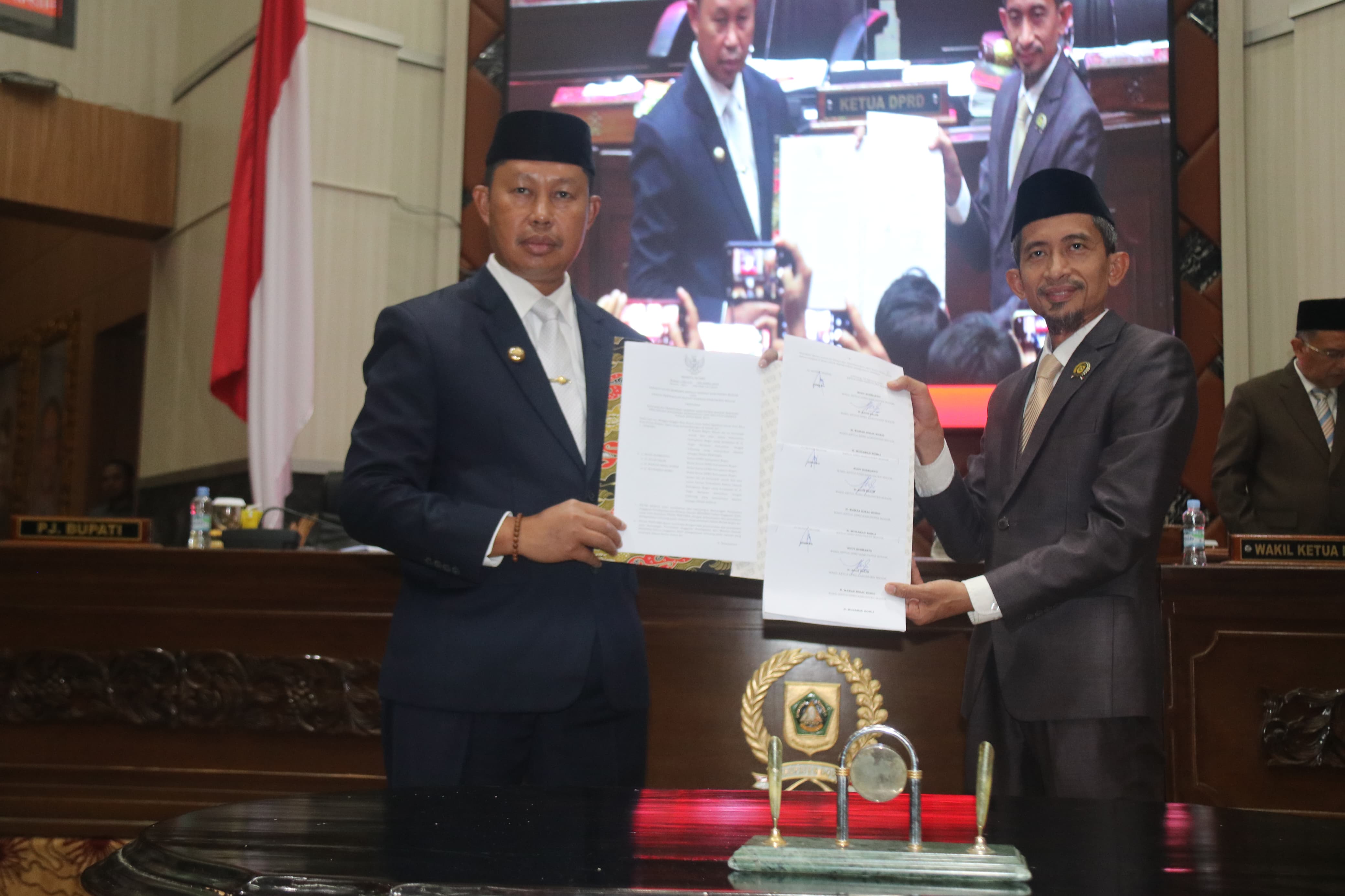 Pj Bupati Bogor Asmawa Tosepu (kiri) dan Ketua DPRD Kabupaten Bogor Rudy Susmanto di Rapat Paripurna Pengesahan Perubahan APBD Kabupaten Bogor 2024, Minggu (25/8). (dok. Diskominfo Kabupaten Bogor)