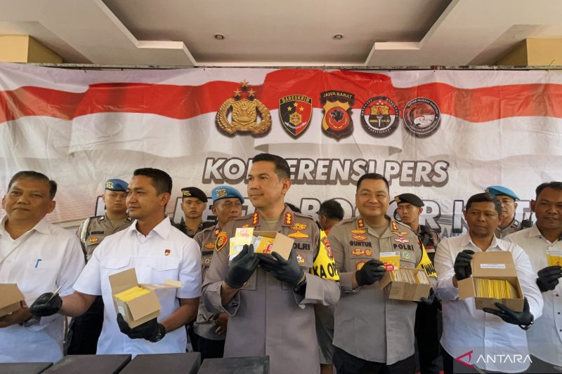Kapolresta Bogor Kota Kombespol Bismo Teguh Prakoso (tengah) menunjukkan barang bukti pencurian data kependudukan yang terjadi di wilayah Kota Bogor. (ANTARA/Shabrina Zakaria)