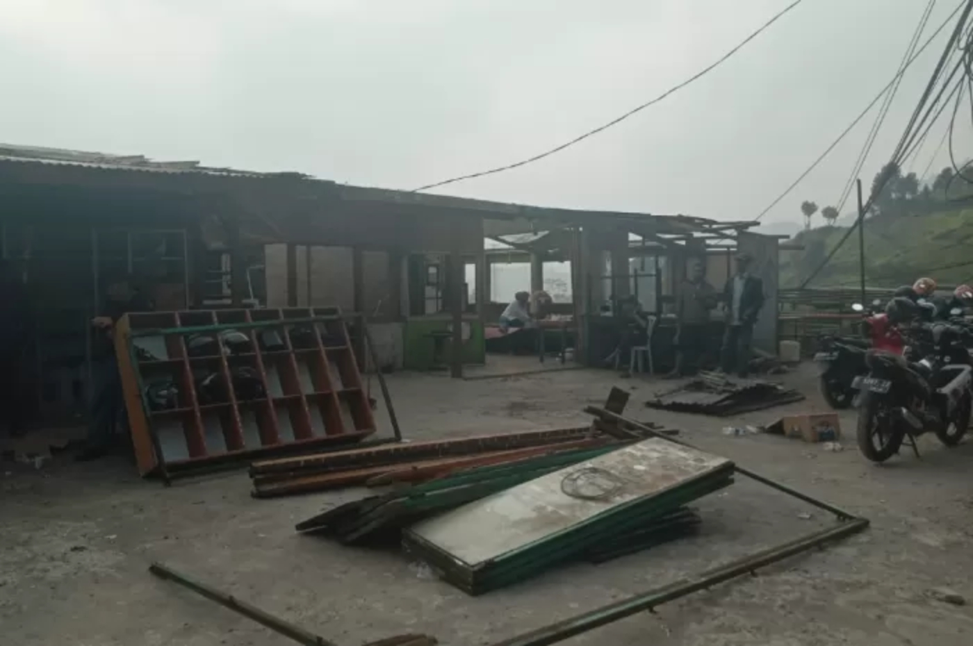 Pedagang di Warpat Puncak Bogor membongkar sendiri bangunannya. (Septi/ Radar Bogor)